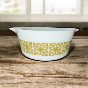 Vintage Pyrex 474-B casserole dish in the Autumn Floral (Verde) pattern